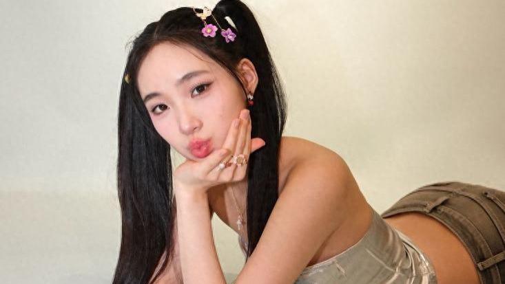 被内地网友抵制后，小S次女许韶恩更新动态，换萝莉风格仍偏妩媚