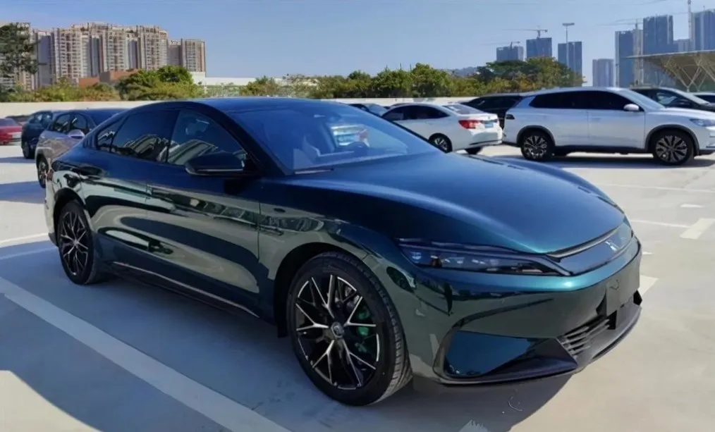 比亚迪续航715km新能源车跌破17万，国产帕拉梅拉逆天？