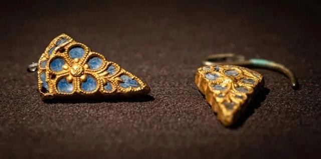 一天一件文物：北宋金包青金石慈姑叶耳环