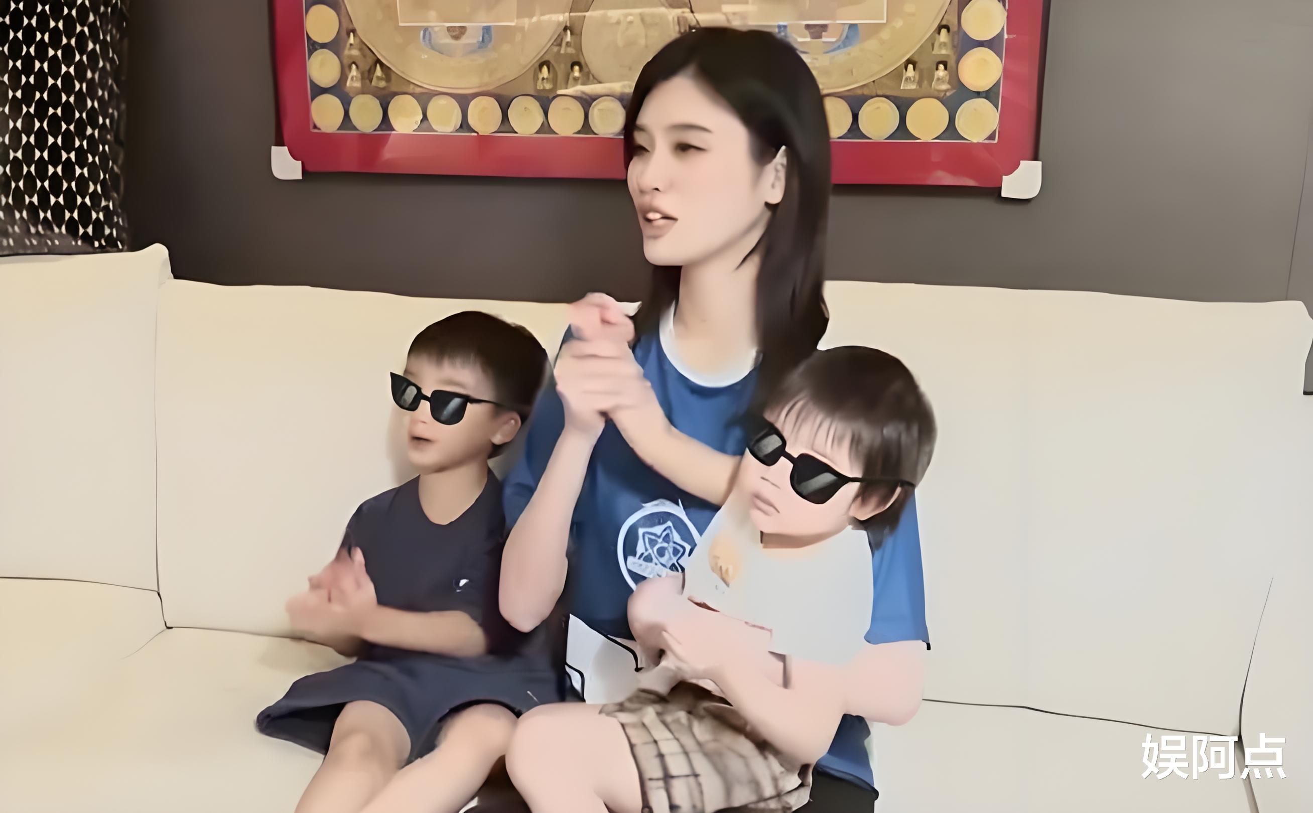 奚梦瑶六一节送女儿爱马仕包包，3岁Romee小小年纪拥有奢华衣帽间