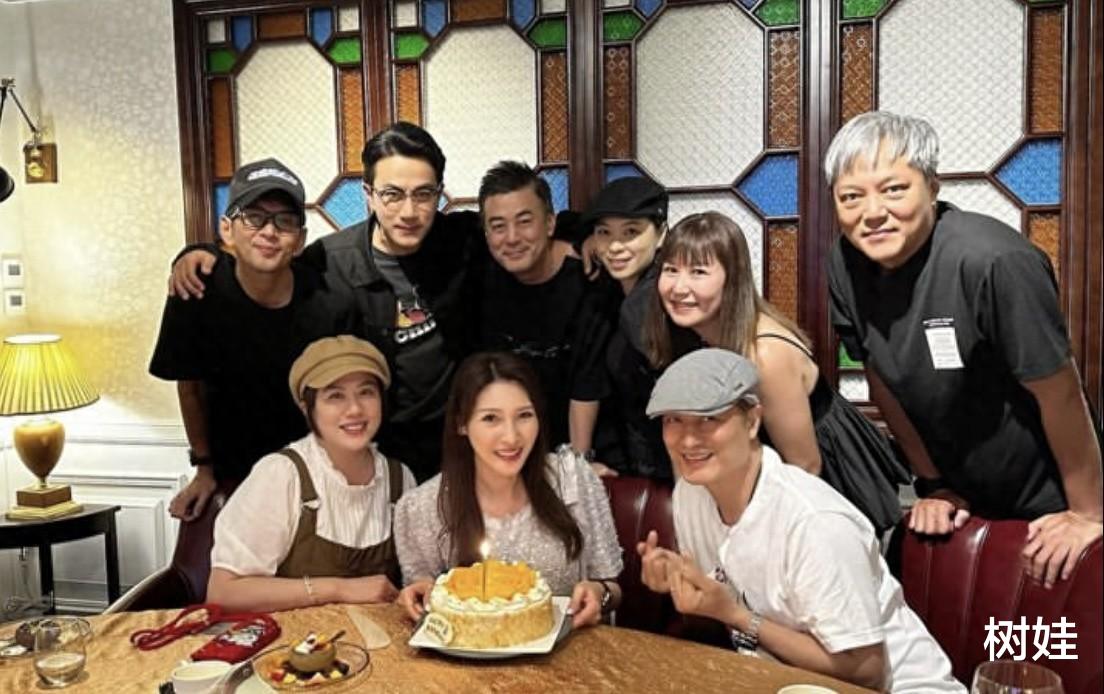 刘恺威为TVB同学庆生,打扮低调仍难掩帅气,众人谈笑风生至凌晨