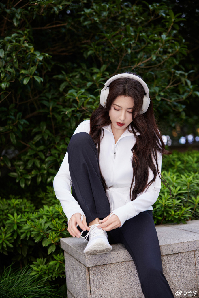 曾黎晒瑜伽穿搭,身材颜值均在线,风韵犹存