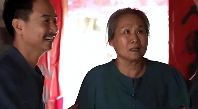 60岁被亲儿子带入演艺圈，73岁成“百亿老太”，如今比儿子还要红