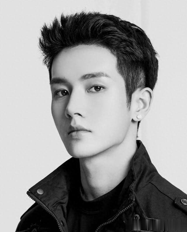 李菲是短剧届里男神级别人物,不仅长相帅气迷人,演技精湛。