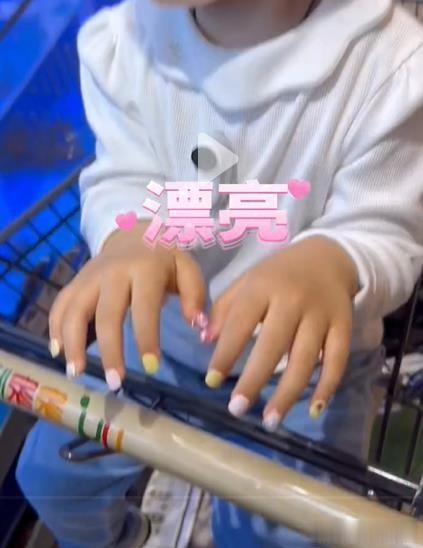 骂上热搜的“3岁女儿做美甲”事件:讽刺无数中国妈妈羞耻