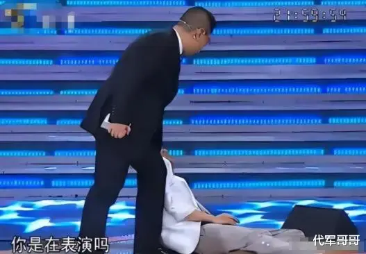 他曾经是央视门面，一句话断送硕士前程，如今在网综“混口饭吃”