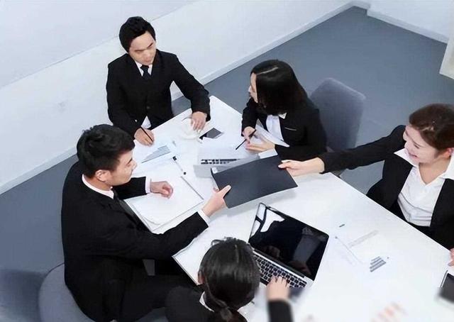 同事要求年薪18万老板不同意，辞职2个月后老板想花25万请他