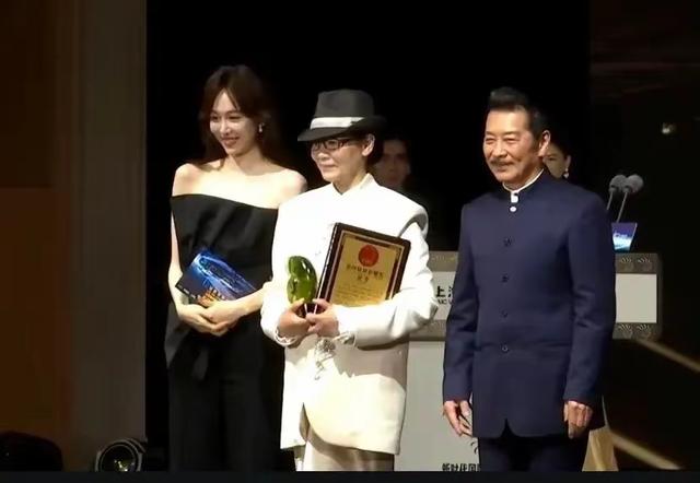 70岁潘虹真老了，头发花白岁月感很重，难怪她总是戴着帽子