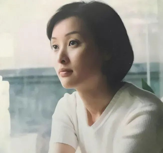 女儿与陈建斌同居5年被抛弃,如今52岁不婚不育,吴越父亲怎么看