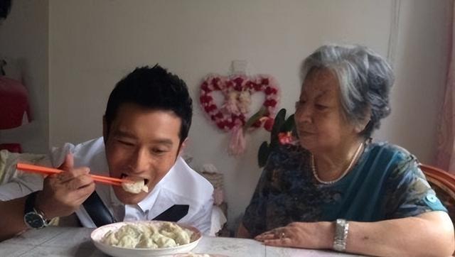 黄晓明姥姥96岁大寿,身材暴瘦惹人心疼,小海绵拍照吃瓜忙前忙后