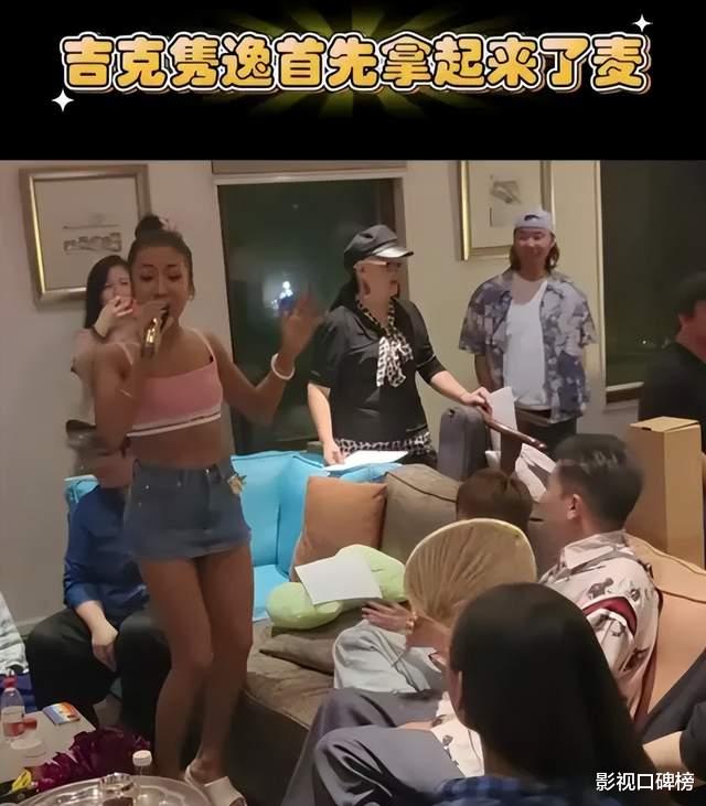刘欢与妻子举办聚会，吉克隽逸打扮火辣，被抨击“穿着不分场合”