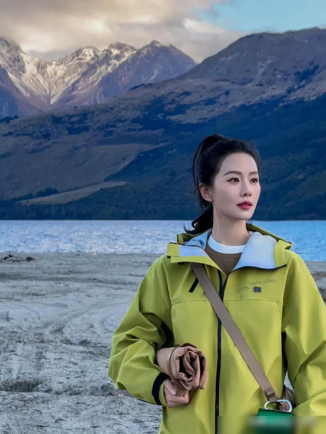 刘诗诗高马尾黄绿色冲锋衣造型,绿意盎然,俨然美成了一幅画!
