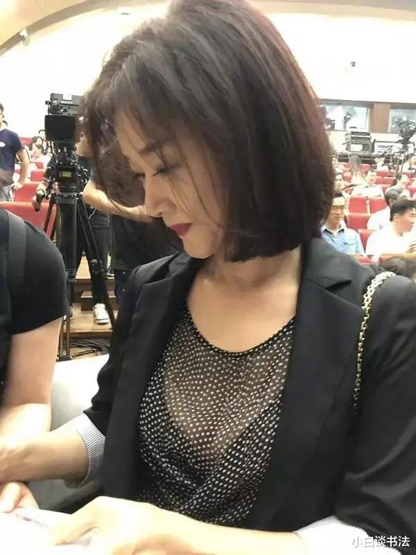 宋祖英穿搭越来越潮!黑色西装齐肩短发,十分干练,硬笔字迹泼辣