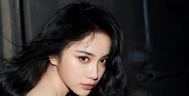 74岁张艺谋再一次惊艳世界,新剧热度爆表,00后谋女郎成最大亮点