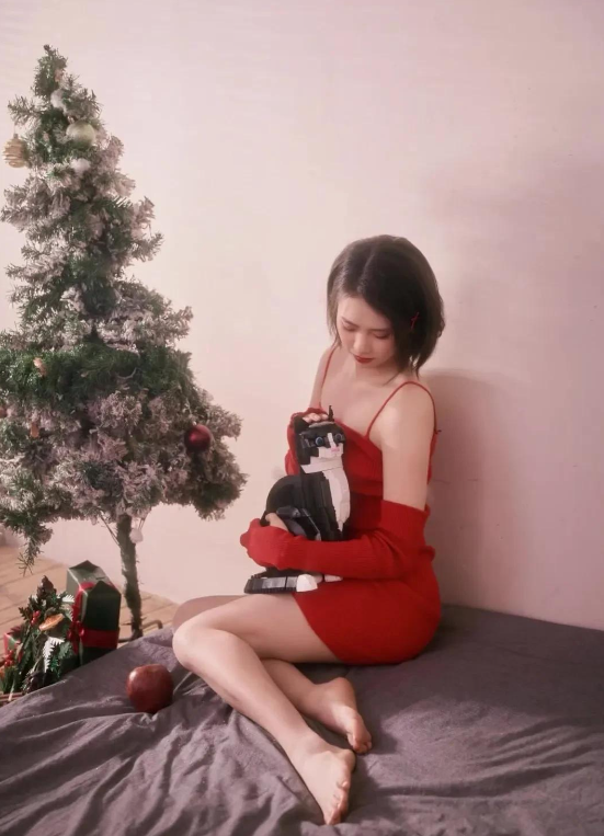 陈芋汐晒圣诞写真照引争议，无奈关闭评论区，过节即忘本？