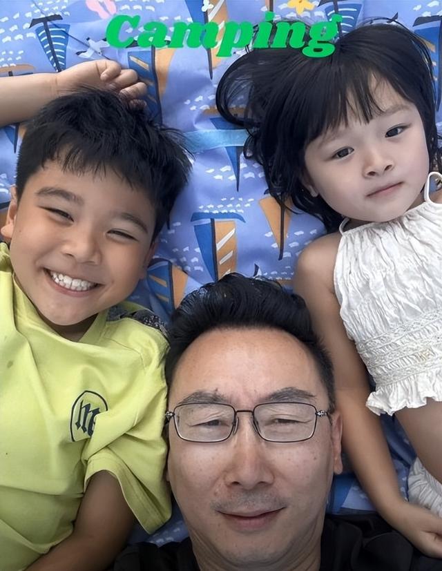 53岁陆川晒儿女正脸照,9岁儿子与3岁女儿酷似妈妈胡蝶,像龙凤胎