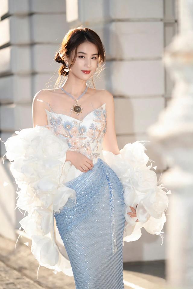 黄圣依春晚舞台淡蓝色薄纱裙超美!