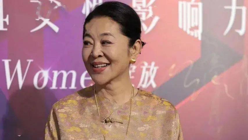 65岁倪萍减肥后真时髦，穿新中式不扮嫩很高级，完全没之前的土气！