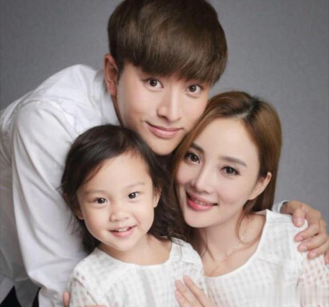 42岁李小璐山顶拍摄被偶遇,个子好矮像1米5,浓妆艳抹愁眉苦脸