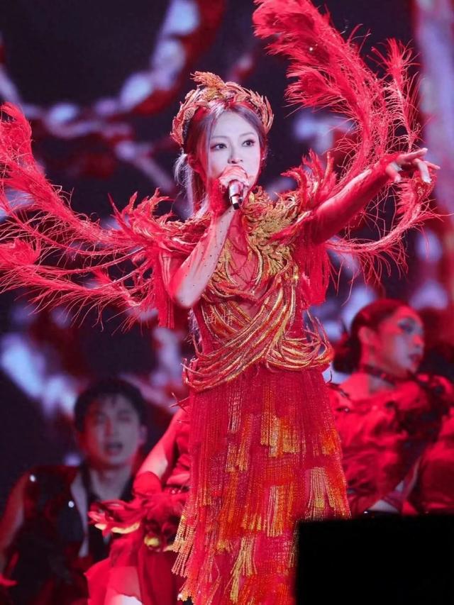 张韶涵演唱会身穿火凤凰裙好耀眼,造型师真是爱惨了张韶涵吧
