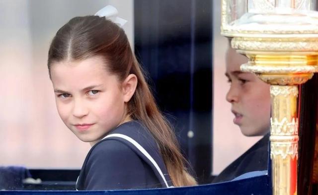 夏洛特亮相阅兵仪式，眼神霸气超有范，像极了曾祖母伊丽莎白女王