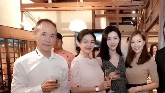 47岁大S断崖式衰老，素颜出镜跟普通大妈无异，小6岁田朴珺皮肤又白又嫩