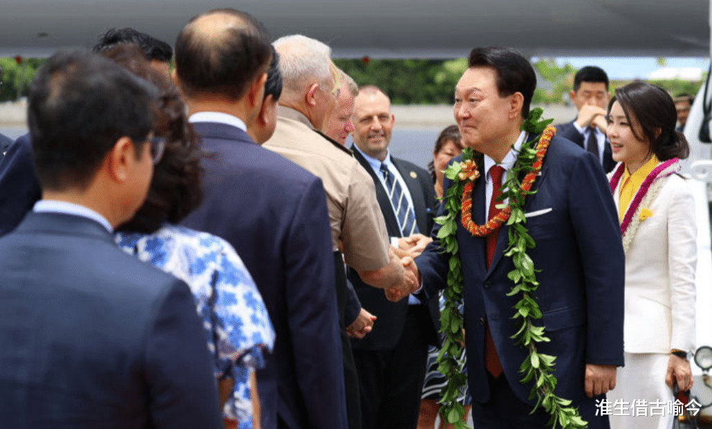 52岁韩国第一夫人出访，穿粉衣白裙扮嫩，一张“整容脸”更美了