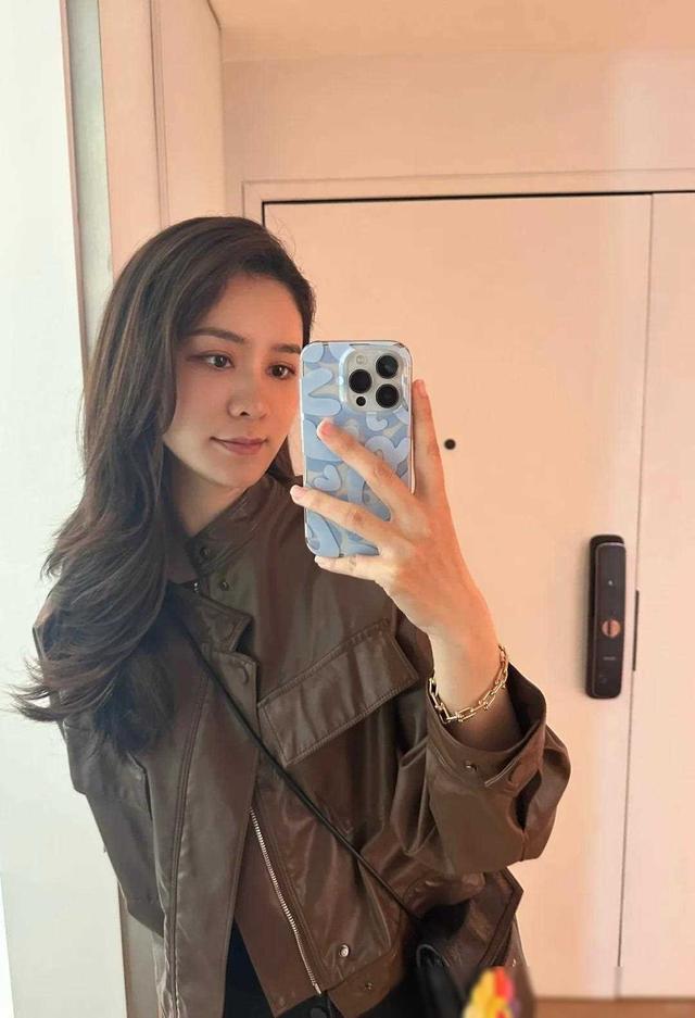 太土，穿出了林峰破产的感觉！张馨月晒美照，评论区一片吐槽！