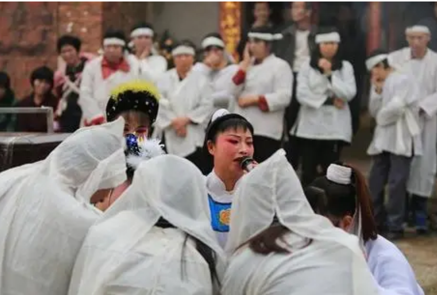 河南“哭灵女”：一年哭丧百场磕头万次，两小时赚700元买车买房