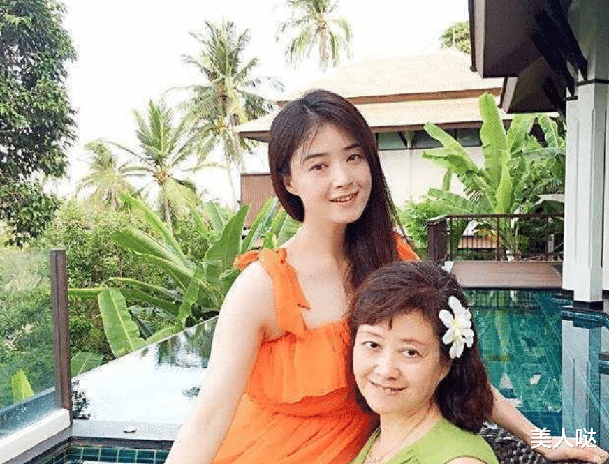 蒋欣罕晒全家福,爸爸气质儒雅一看就是文化人,妈妈穿红裙有气质