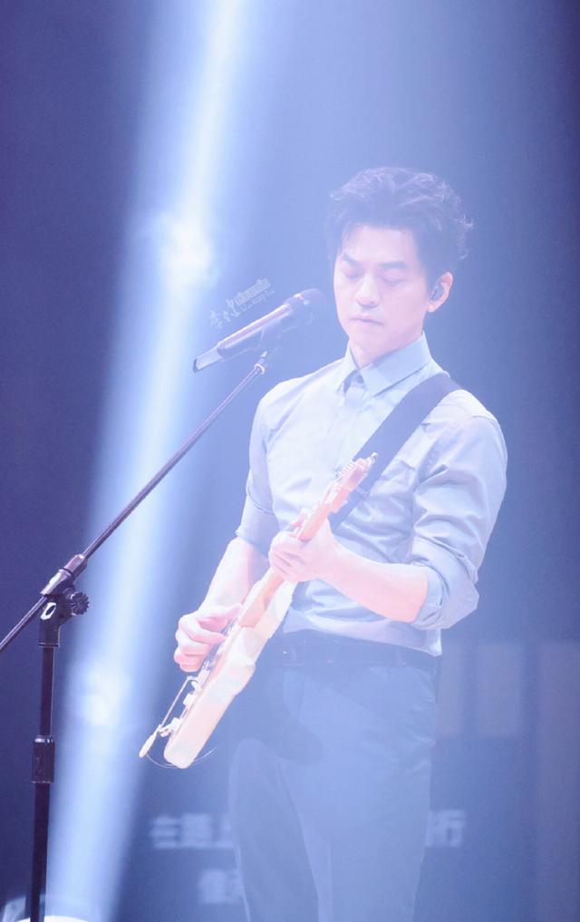 没孩子买什么房!和孟小蓓没娃,49岁李健现身县城看房,均价2.5w