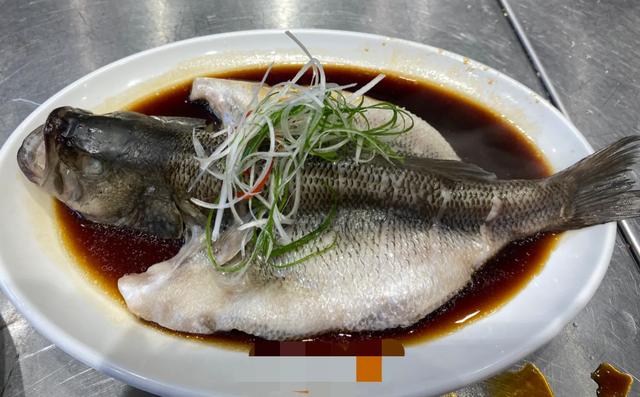 清蒸鲈鱼,鱼鲜肉嫩,老厨师亲授厨艺,原来诀窍有3步,建议收藏