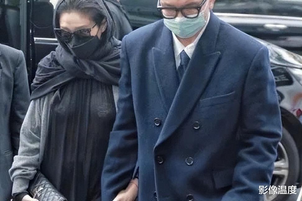 小S公公一场葬礼，却被大S抢尽风头，穿汪小菲买的衣服，疑似当妈妈了