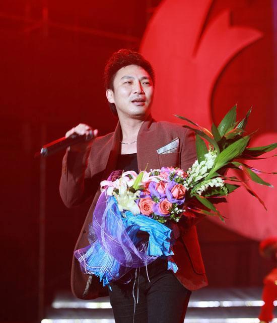 毁容|陈少华：春晚一曲成名，却被伴舞恶意伤害毁容，如今怎么样了？