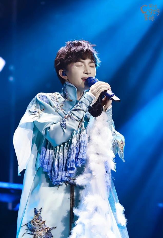 唱功不够，造型来凑！这些歌手比名模还会穿，心思真没用在正道上