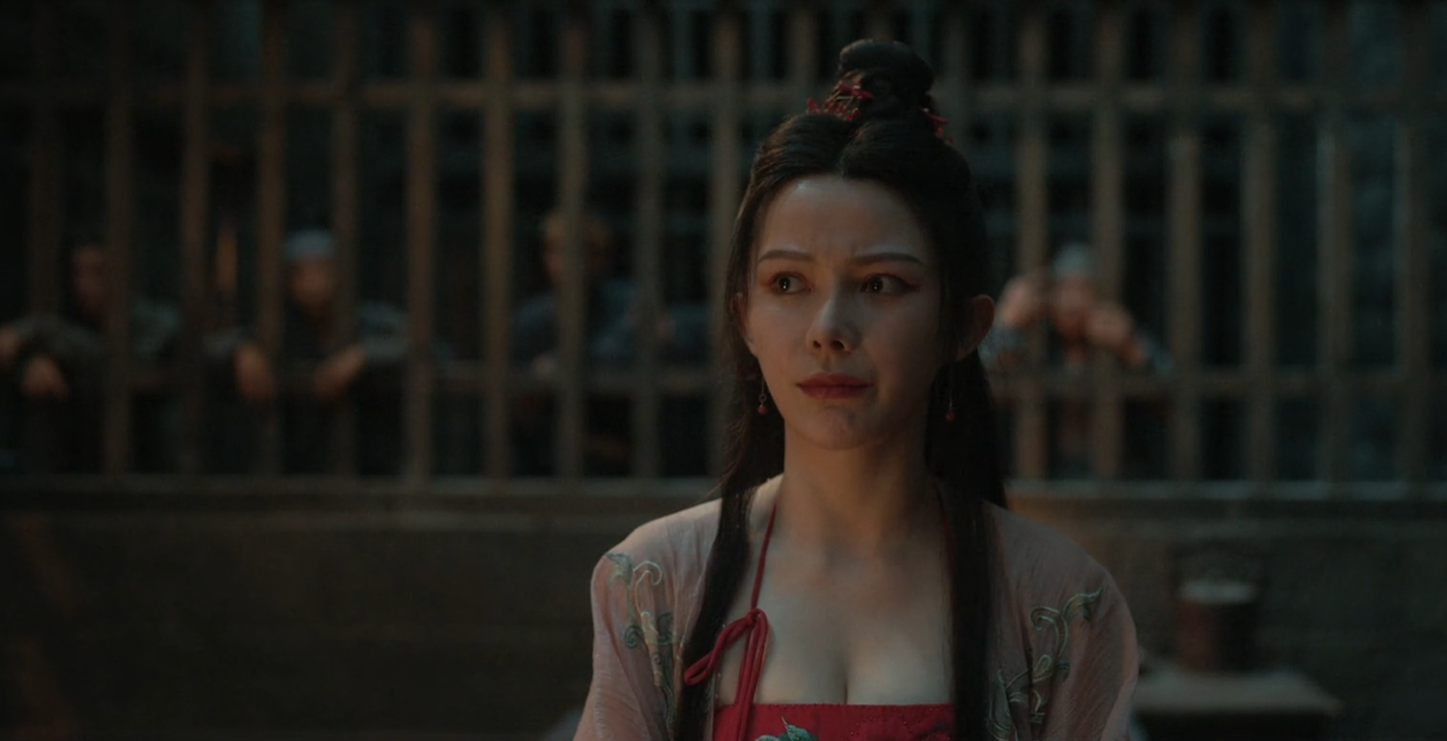 《蛇皮美人》首映,2小时冲上榜单第一,女演员身材成最大看点?