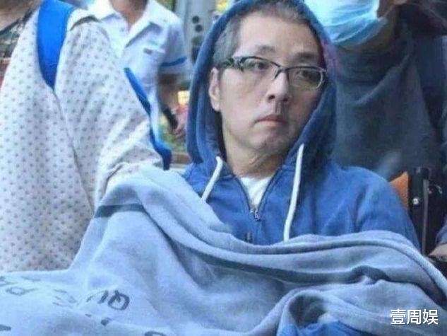 57岁张宇近照曝光，头发全白苍老许多，提着高尔夫球具在路边等车