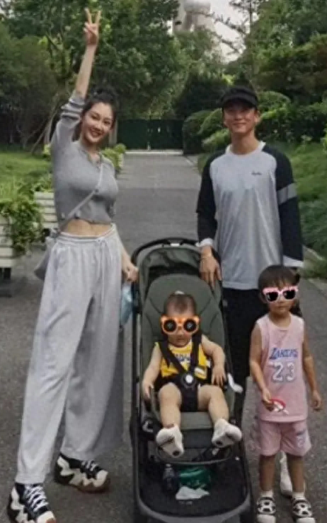 郑恺苗苗被王中磊当面曝有三孩，无奈苦笑：隐瞒孩子的原因很简单