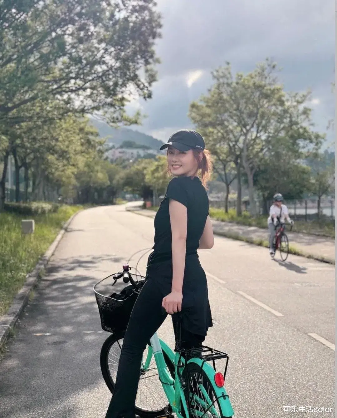 汤洛雯孕味浓~凸肚粗腰放肆玩！孖女《三天》诠释爱，唱尽人生起跌要勇敢