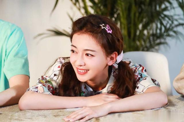 被央视怒批仍不悔改,出门带6个助理30个保镖,网友:你是个啥