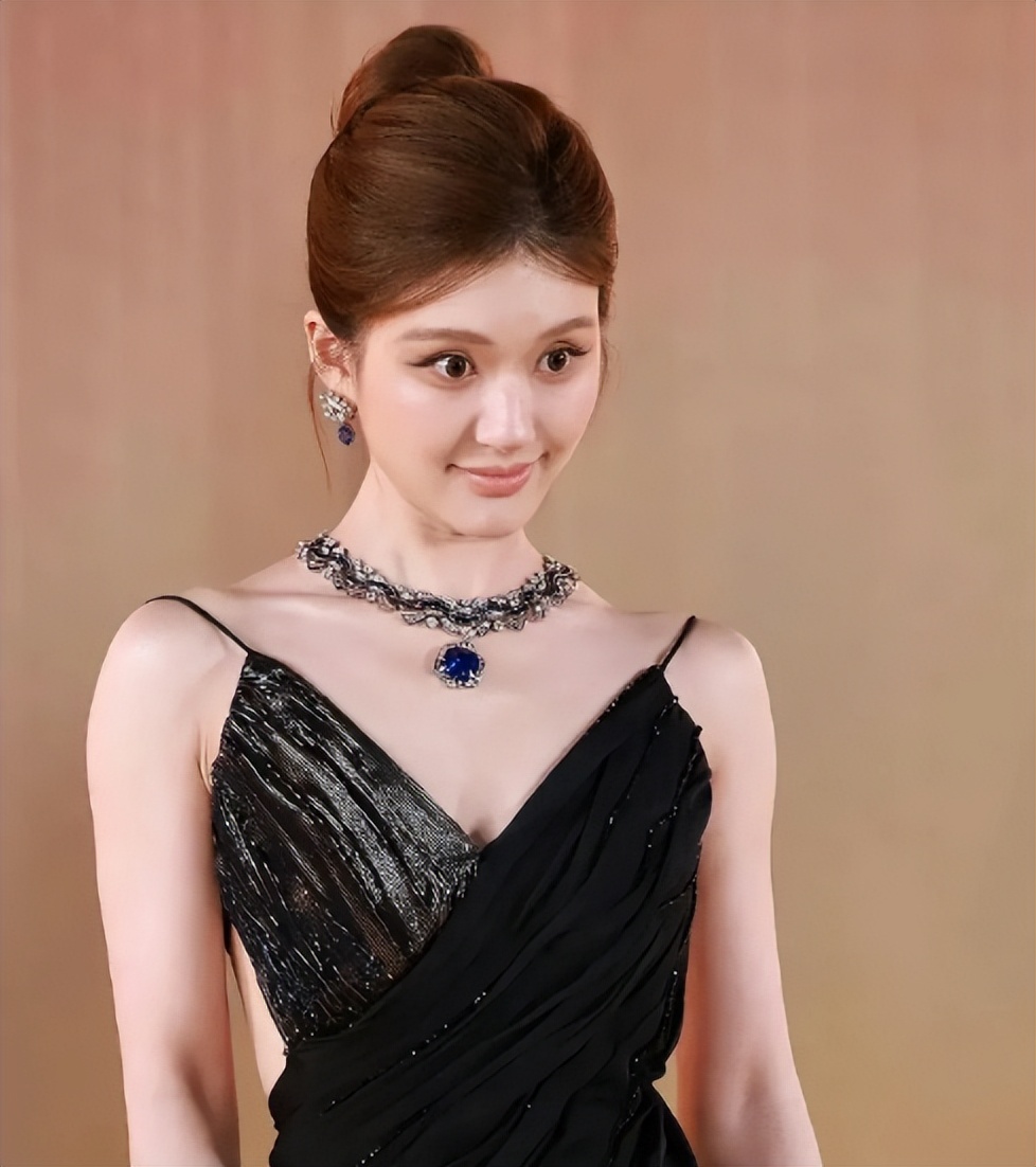 刘亦菲“又油又壮”到底算不算第一美女?看她和赵露思的同框就有答案