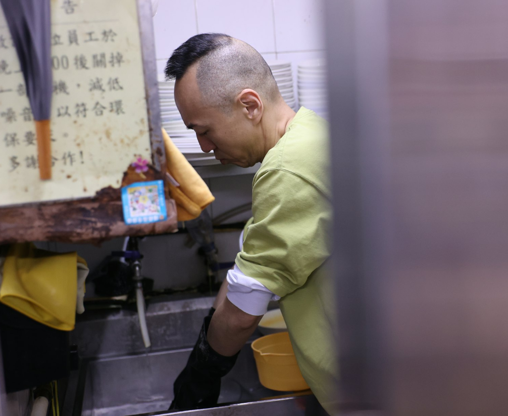 52岁戴耀明落魄到餐厅打工，要洗碗洗厕所干10多个小时，月薪曝光