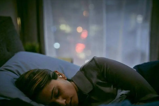 三伏天热，医生提醒：老人宁可开空调睡觉，也不要做这几事伤睡眠