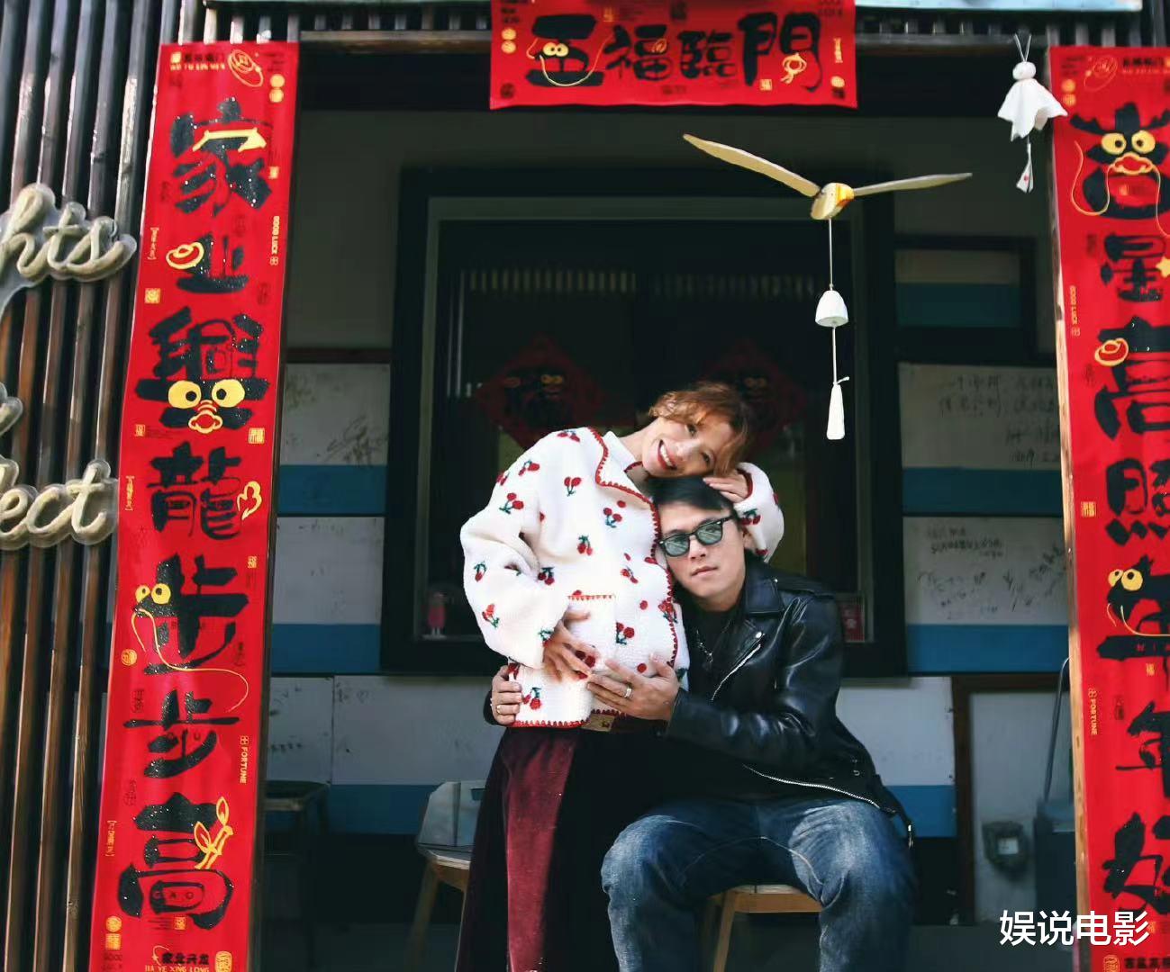 何洁陪好友黄雅莉产子,曾一起选秀出道,两人长达19年的姐妹情