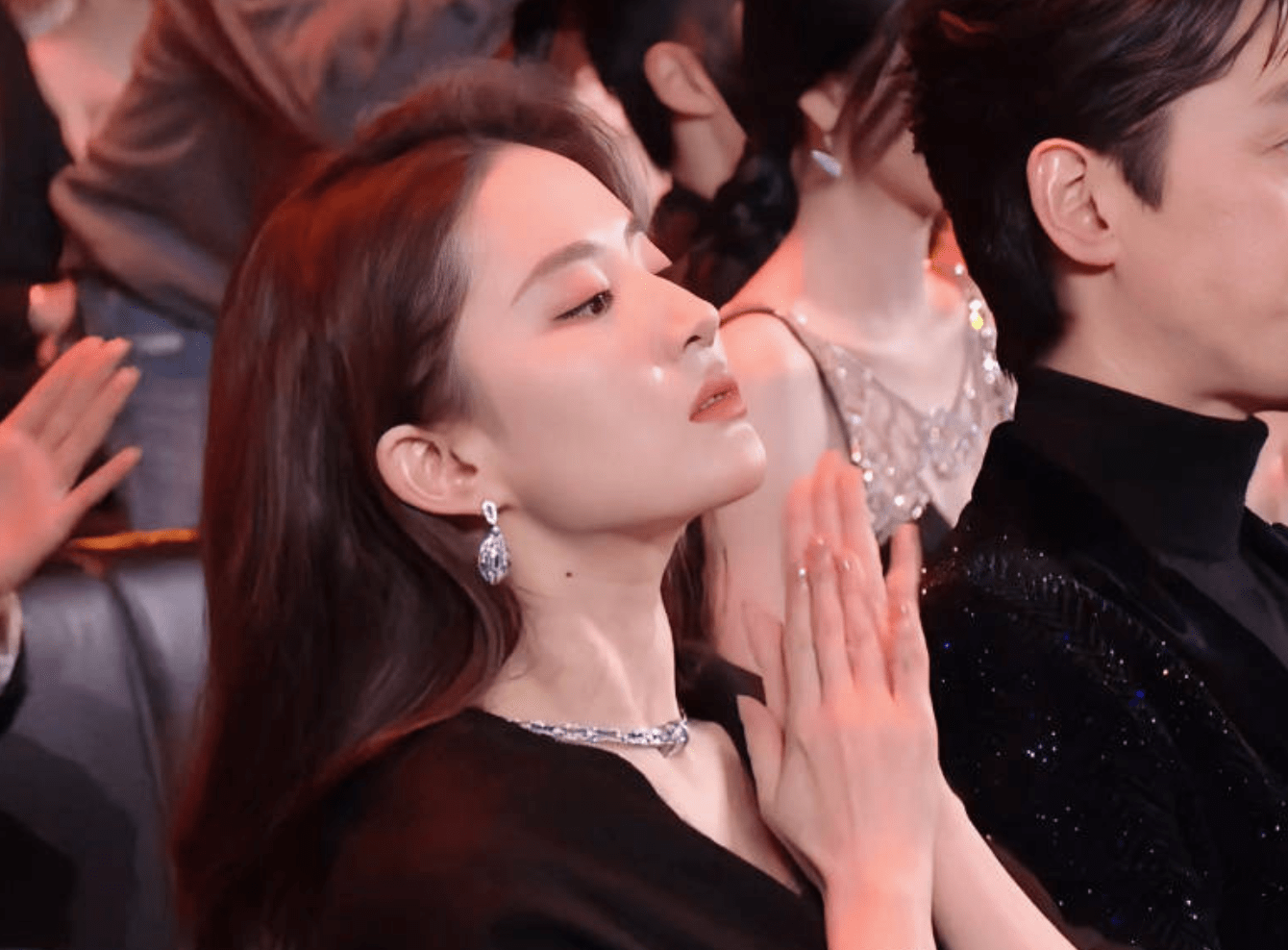 杨幂刘亦菲谷爱凌晚宴同框！一神秘男子稳坐C位抢眼，身份不简单