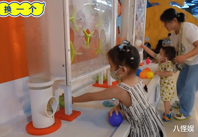 郑恺一家厦门游玩,2岁儿子拉裤子里,苗苗嫌弃称太臭让保姆照管