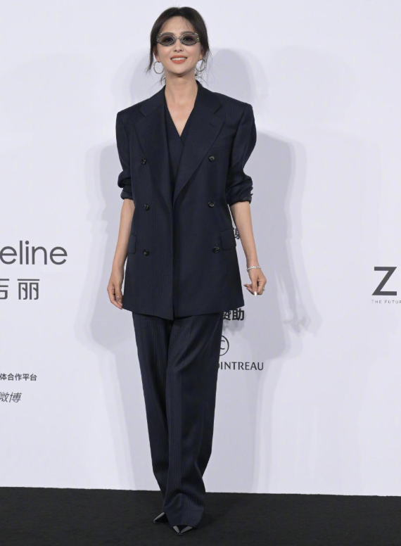 上海这一天,王子文敢穿,杨幂妖艳,都败给了生图下的刘亦菲