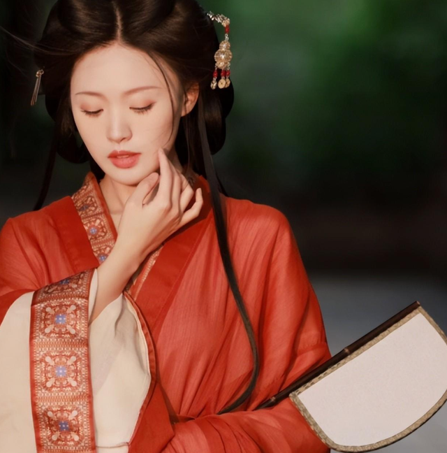 她是刀郎乐队的一匹黑马,也是目前独有的领唱,其身份背景不简单