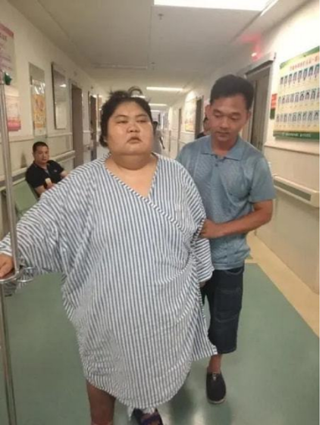 1.45米,356斤,她一顿饭吃一锅米,丈夫不敢同床:怕睡了醒不来