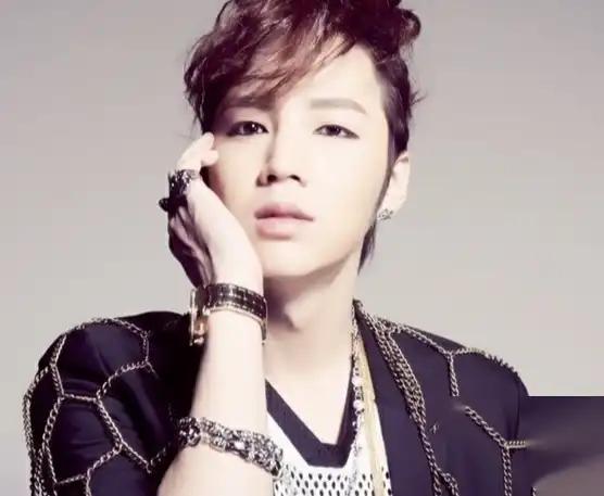 他是亚洲王子,用药过度致脸变形,如今家里最值钱东西是一双拖鞋